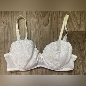 Victoria’s secret lightly lined and push up bra size 34C